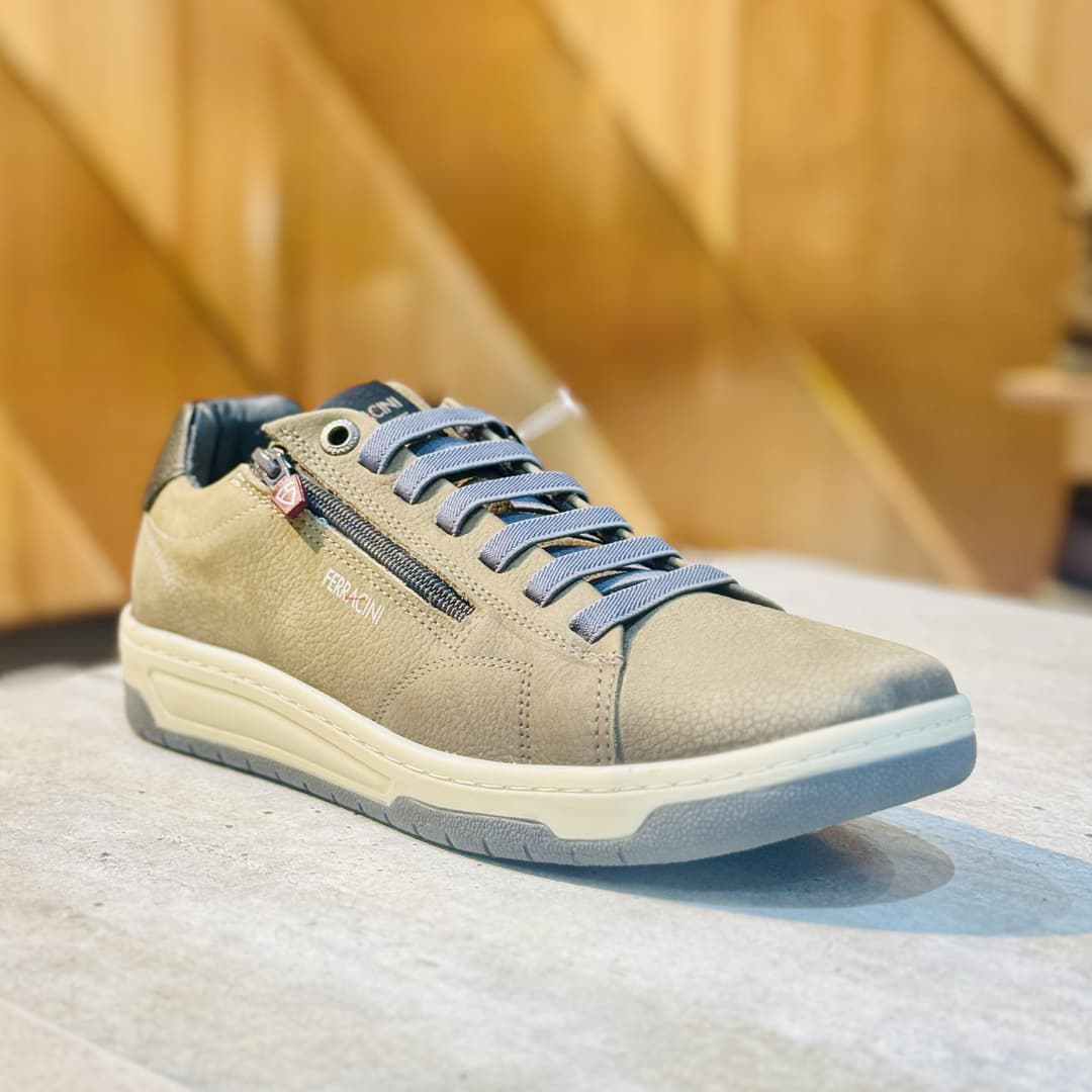 Sapato Ferracini com íper lateral e cadarço em elástico